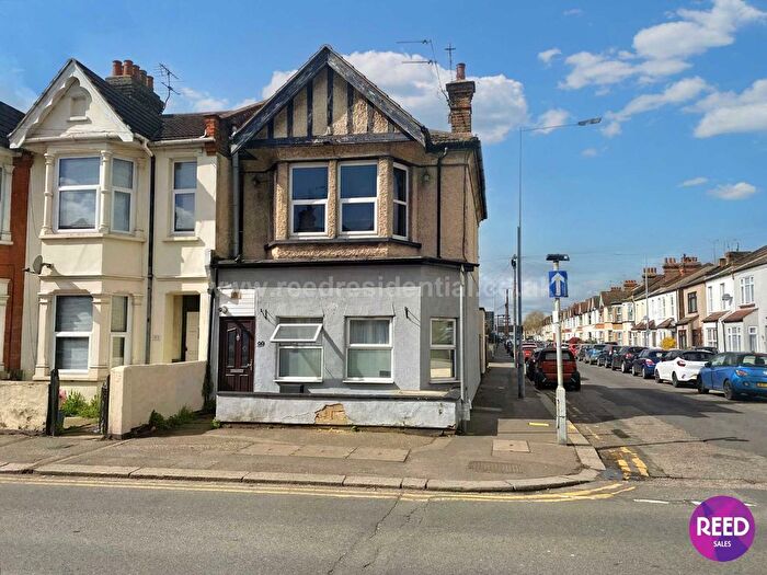 2 Bedroom Flat To Rent In Bournemouth Park Road, Southend On Sea, Essex, SS2