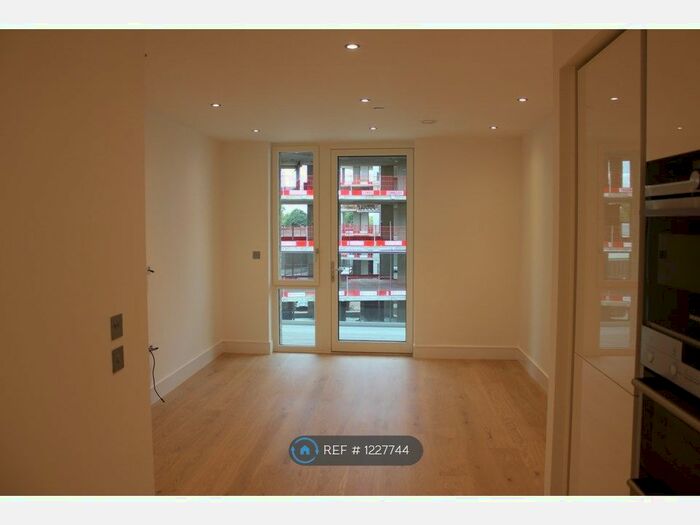 2 Bedroom Flat To Rent In Garnet Place, West Drayton UB7