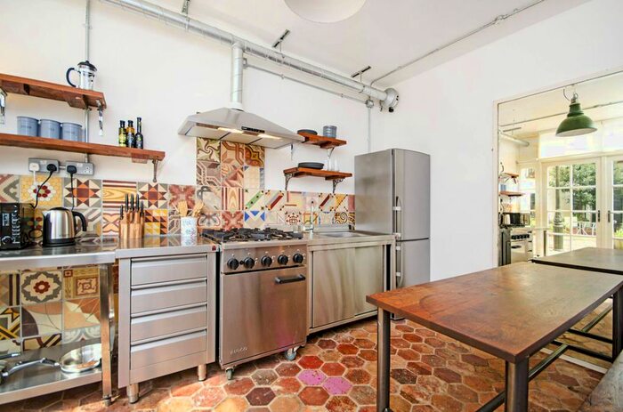 2 Bedroom Flat To Rent In Time Square, Dalston, London, E8