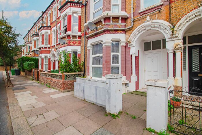 2 Bedroom Flat To Rent In Tremadoc Road, London, SW4