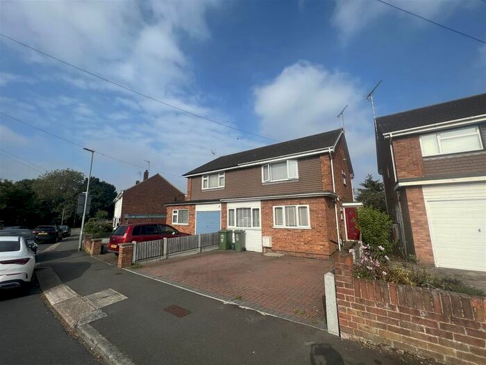 3 Bedroom Semi-Detached House To Rent In Tavistock Road, Laindon, Basildon, SS15