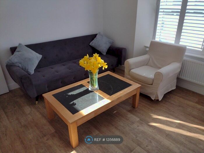 2 Bedroom Flat To Rent In Lister Street, Falmouth, TR11