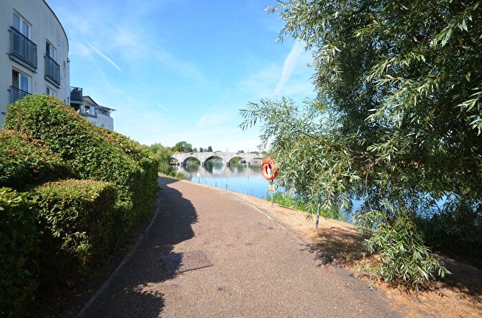 2 Bedroom Flat To Rent In Bridge Wharf, Chertsey, KT16
