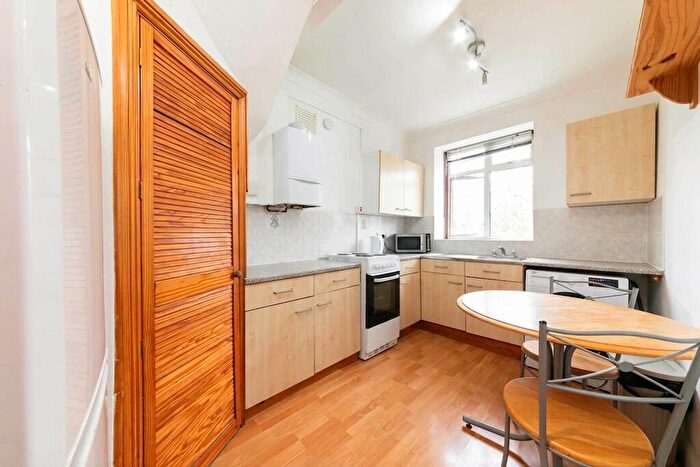 3 Bedroom Flat To Rent In Heathfield Park, London, NW2