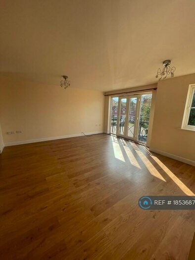 2 Bedroom Flat To Rent In Yukon Road, Broxbourne, EN10