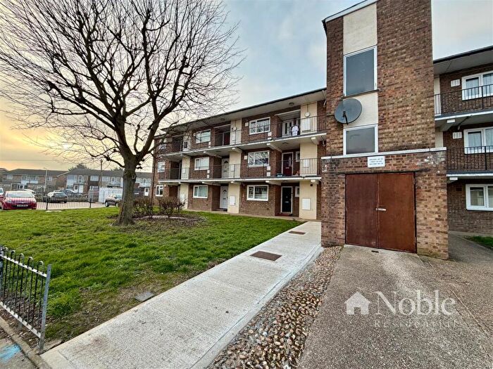 1 Bedroom Flat For Sale In Defoe Way, Romford, RM5
