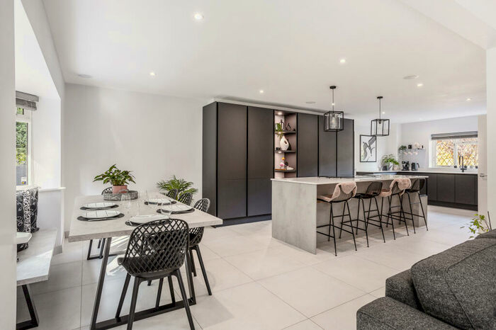 5 Bedroom Detached House For Sale In The Close, Ifold, RH14