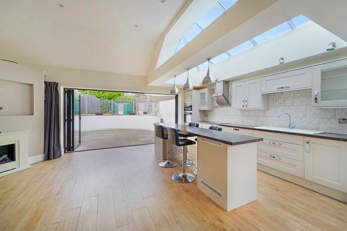 2 Bedroom Bungalow To Rent In Crossways, Sutton, SM2