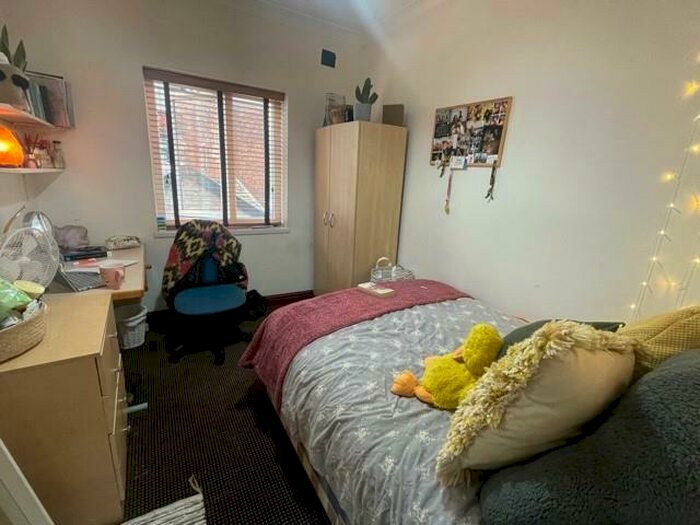 6 Bedroom Private Hall To Rent In Standish Road (), Fallowfield, Manchester, M14