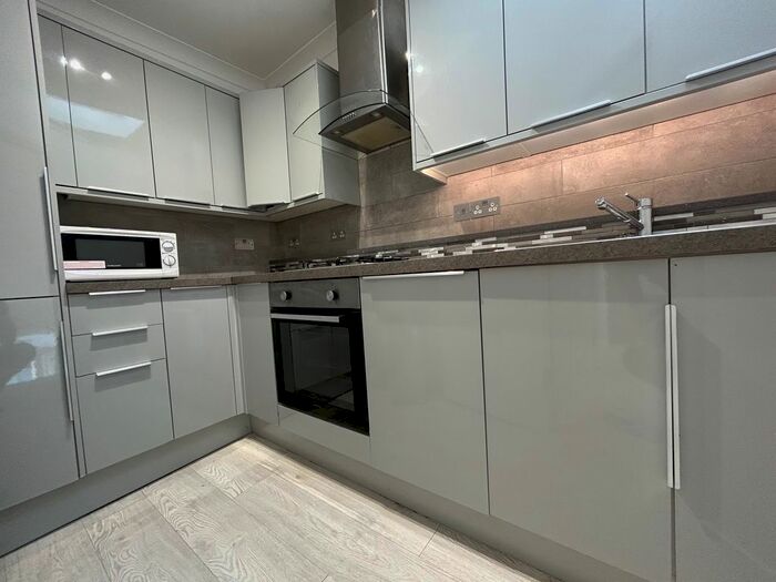 3 Bedroom Flat To Rent In The Vale, London, W3