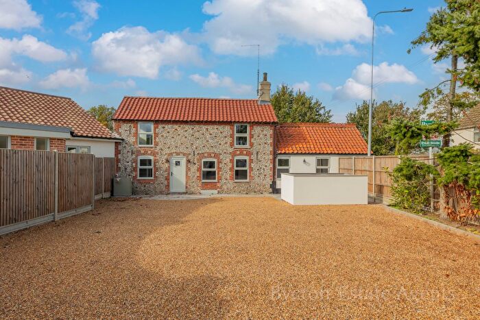 4 Bedroom Link Detached House For Sale In Scratby Road, Scratby, NR29