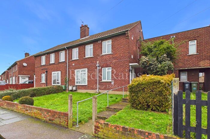 2 Bedroom Maisonette For Sale In Wellcome Avenue, Dartford, Kent, DA1