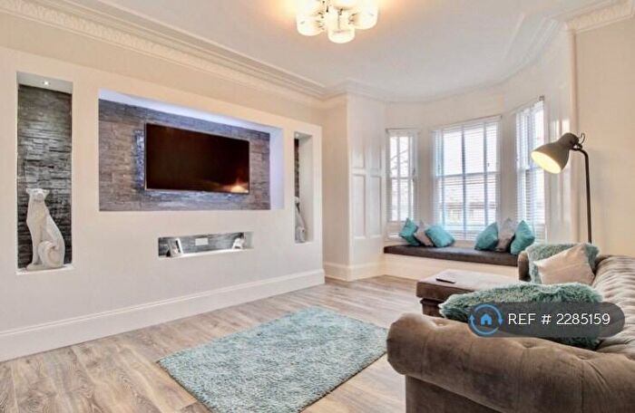 2 Bedroom Flat To Rent In Alice Street, Paisley, PA2