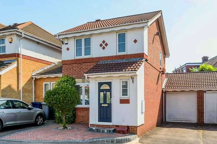 3 Bedroom Detached House To Rent In Boardman Close, Barnet, EN5