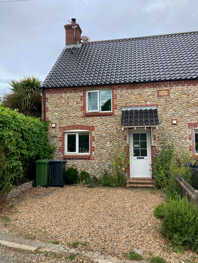 2 Bedroom Semi-Detached House To Rent In The Street, NR11