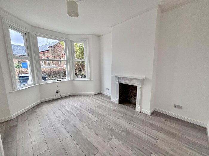 2 Bedroom Flat To Rent In Newton Avenue, Acton, W3