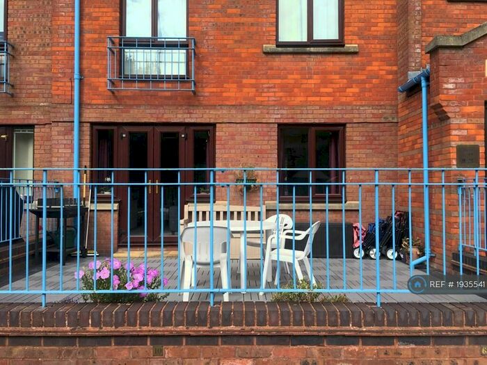 2 Bedroom Flat To Rent In Greys Court, Reading, RG1