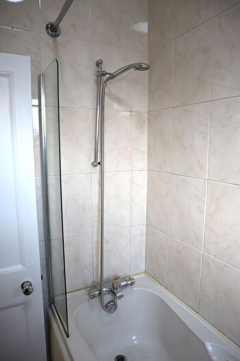 2 Bedroom Flat To Rent In High Street Colliers Wood, Colliers Wood, SW19