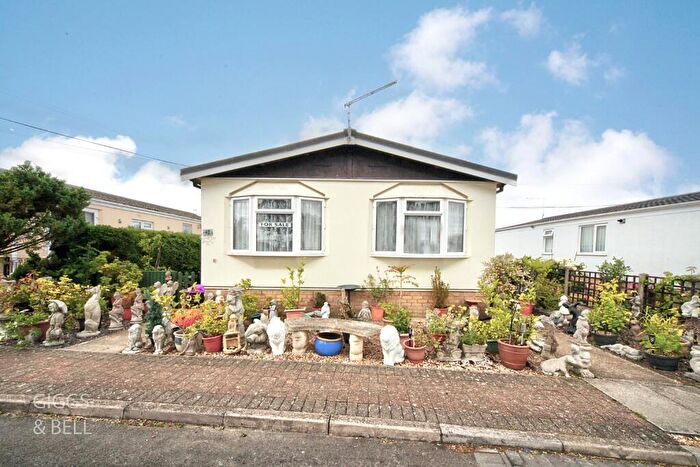 2 Bedroom Park Home For Sale In Woodside Home Park, Woodside, Luton, Bedfordshire, LU1