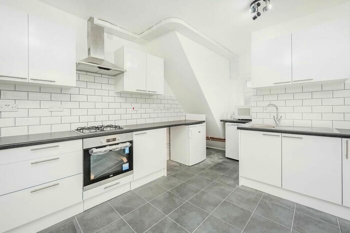 2 Bedroom Flat To Rent In Woodbury Street, SW17