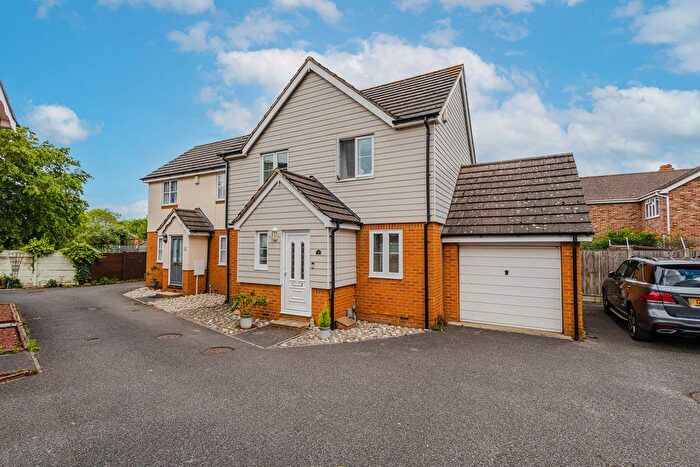 3 Bedroom Semi-Detached House For Sale In Magnolia Road, Rochford, SS4