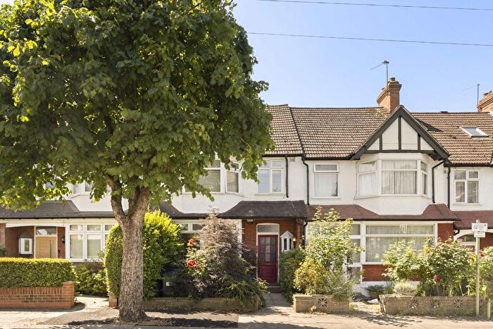 3 Bedroom Flat To Rent In Victoria Road, Mill Hill, NW7