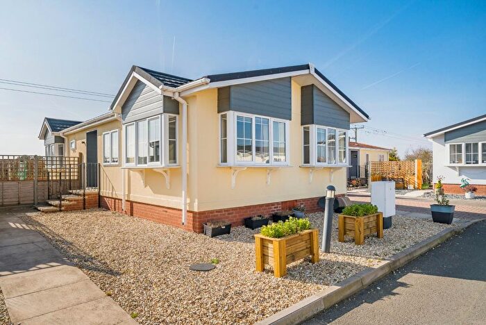 2 Bedroom Mobile/park Home For Sale In Kirkstead Bridge Park, Martin Dales, Woodhall Spa, LN10