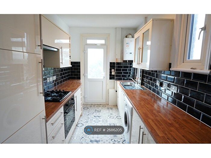 3 Bedroom Flat To Rent In South Norwood, London, SE25