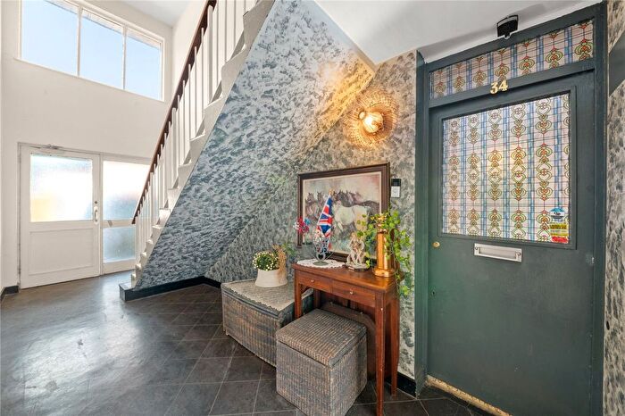 2 Bedroom Maisonette For Sale In Frayslea, Uxbridge, UB8