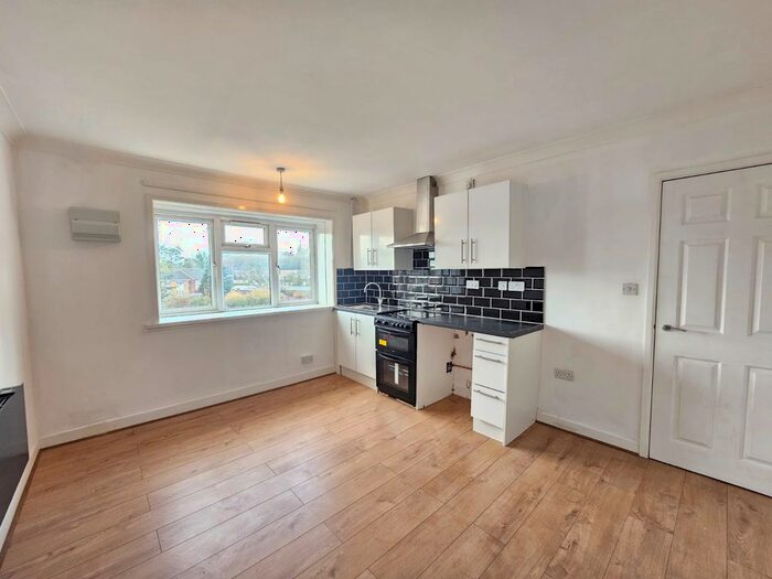 2 Bedroom Flat To Rent In Allan Grove, Romsey, SO51