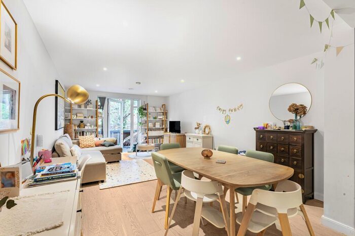 2 Bedroom Flat For Sale In Merchant Building, Wharf Road, London, N1