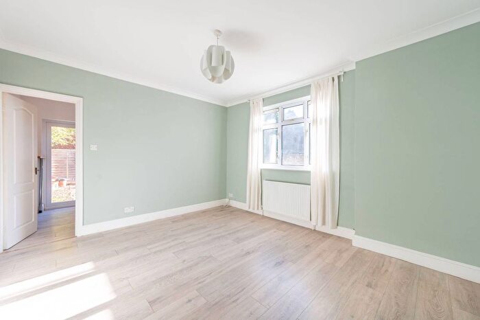 2 Bedroom Flat To Rent In Wrottesley Road, Kensal Green, London, NW10