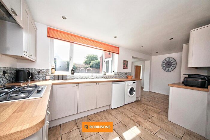 4 Bedroom Detached House For Sale In Totternhoe Road, Dunstable, LU6