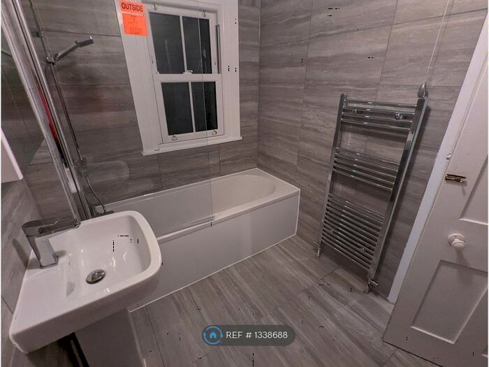 2 Bedroom Flat To Rent In Station Road, Redhill, RH1