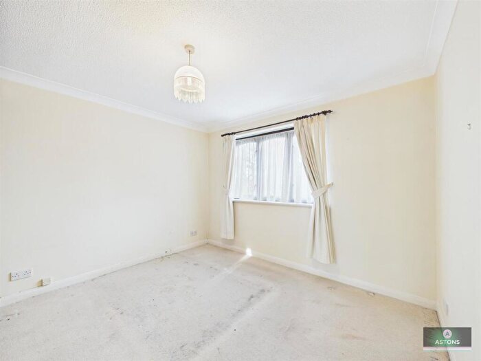 2 Bedroom Flat For Sale In Connaught Gardens, West Green, RH10