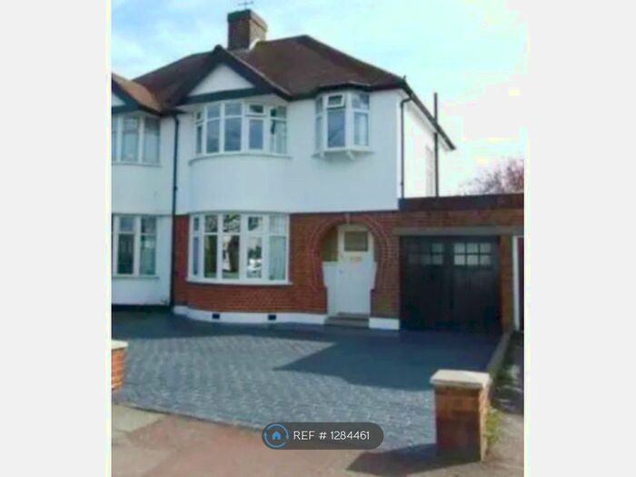 3 Bedroom Semi-Detached House To Rent In Broad Walk, London SE3