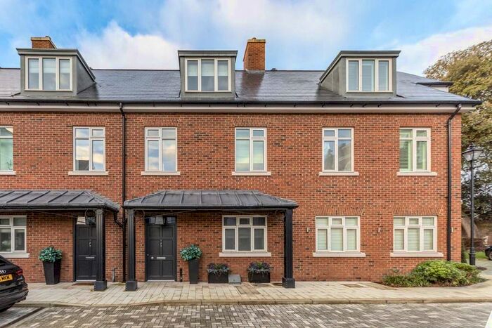 4 Bedroom Property To Rent In Egerton Drive, Isleworth, TW7