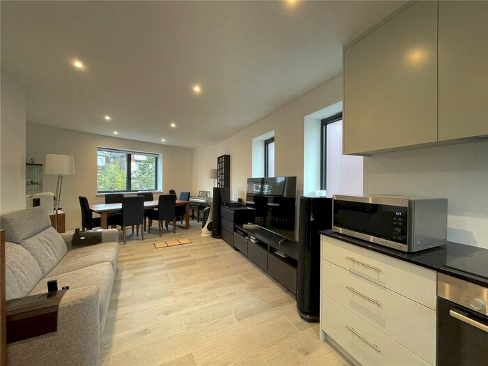 2 Bedroom Flat To Rent In Hamilton Road, Ealing, London, W5