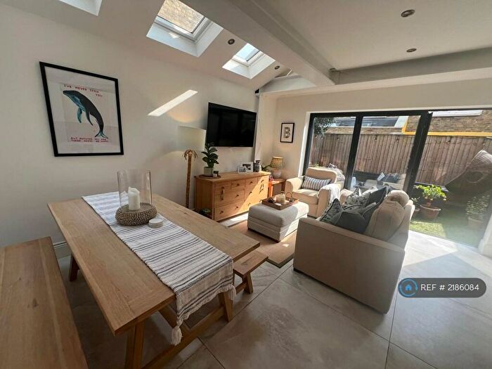 2 Bedroom Flat To Rent In Battersea, London, SW11