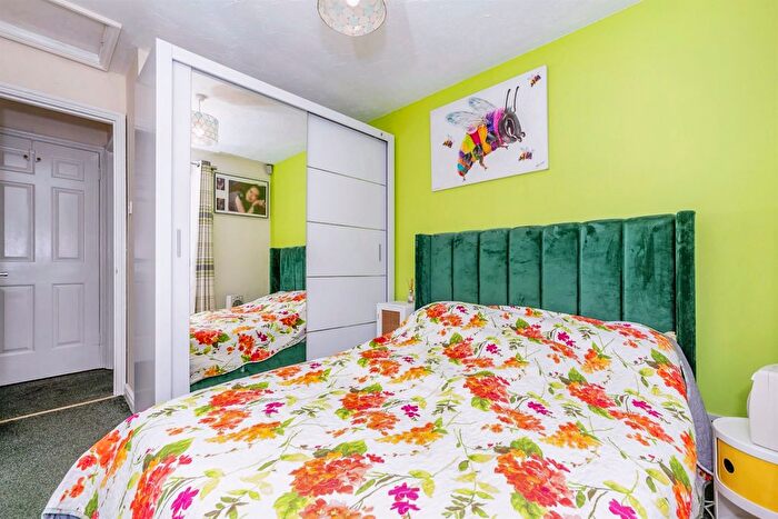 1 Bedroom End Of Terrace House For Sale In Banner Close, Purfleet, RM19