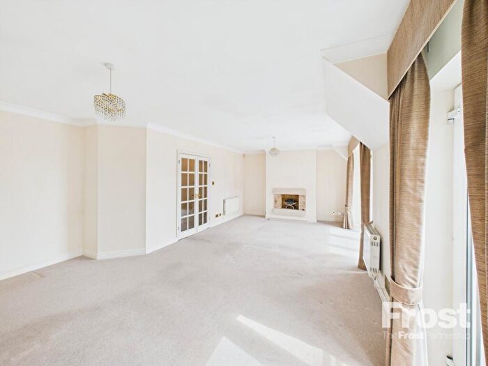 2 Bedroom Apartment For Sale In Straight Road, Old Windsor, Berkshire, SL4