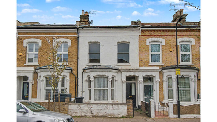 3 Bedroom Terraced House For Sale In Dynevor Road, Stoke Newington, London, N16