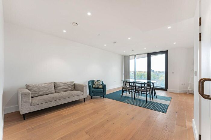 3 Bedroom Flat For Sale In East, - Kingsland High Street, E8
