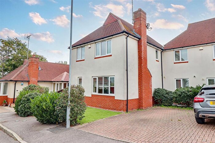 4 Bedroom Semi-Detached House For Sale In Crescent Place, Hadleigh, Benfleet, SS7