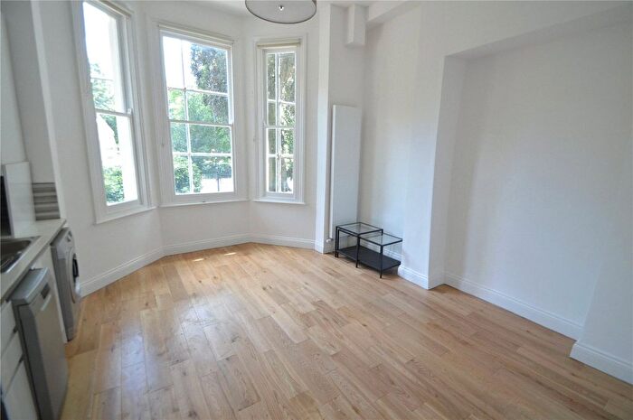 2 Bedroom Flat To Rent In Beulah Hill, London, SE19
