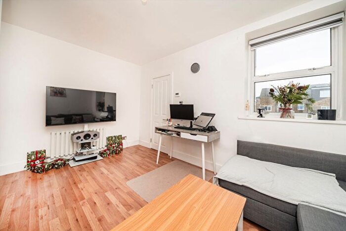 1 Bedroom Flat For Sale In Shirley Gardens, Hanwell, W7