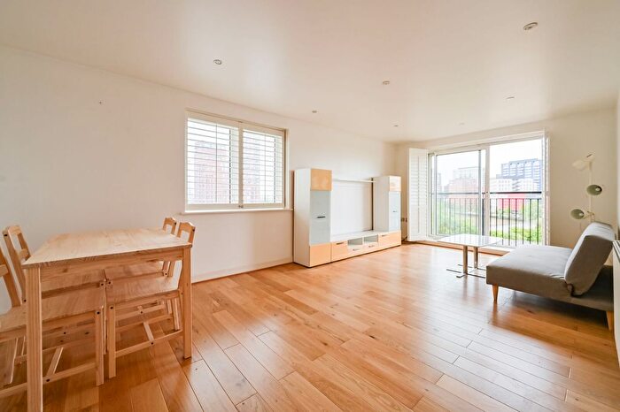 2 Bedroom Flat For Sale In Newport Avenue, Canary Wharf, London, E14
