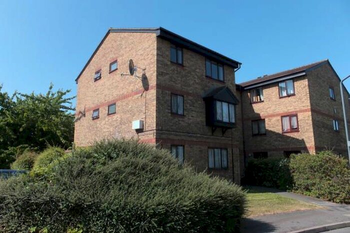 2 Bedroom Flat To Rent In Grove Road, Chadwell Heath, Essex, RM6