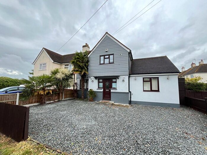 4 Bedroom Semi-Detached House To Rent In Doggetts Close, Rochford, Essex, SS4