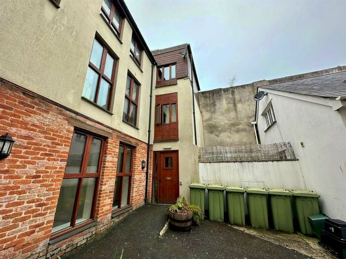 2 Bedroom Flat To Rent In High Street, Bideford, EX39